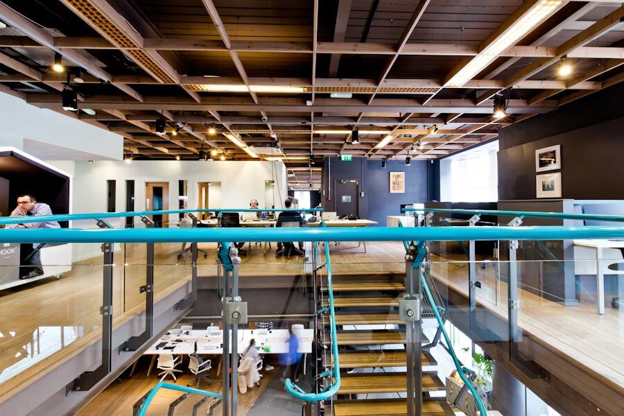 Od garażowych spotkań do coworkingowych hubów — historia coworkingu i jego rozwój w Szczecinie